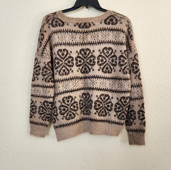 Amichi Fuzzy Sweater - Picture 2 of 10